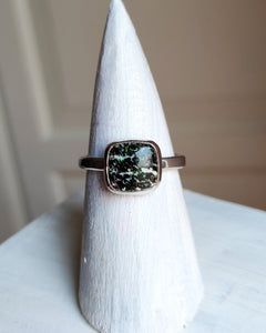 A Kathrin Jona Leopard Opal Silver Ring M with a green stone on top of a cone.