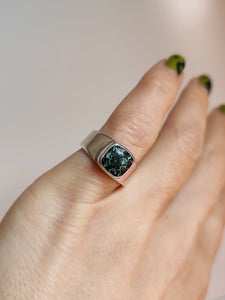 A woman's hand holding a Leopard Opal Silver Ring S by Kathrin Jona.
